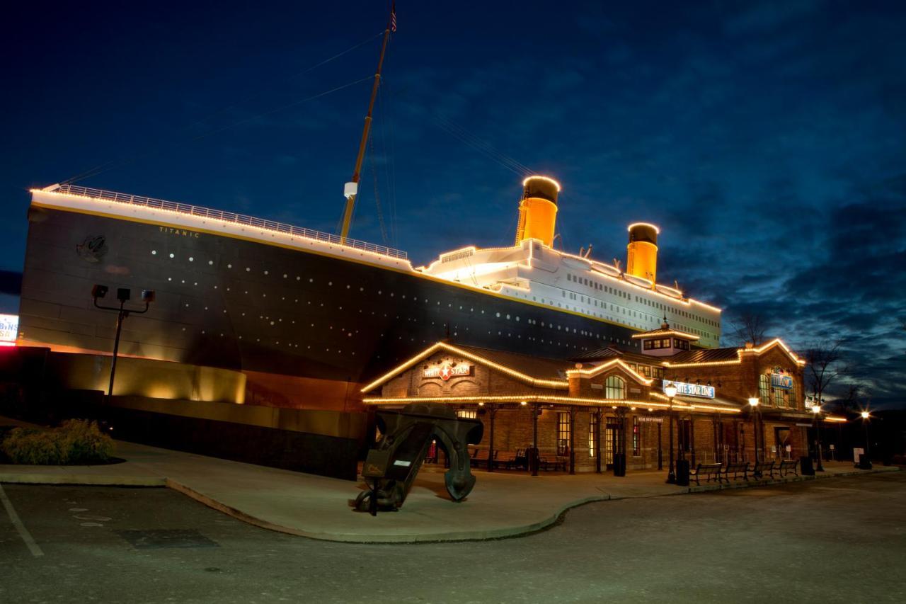 Always Kiss Me Goodnight- Hot Tub, You Get 1089 Of Free Area Attraction Tickets For Each Paid Day! Pigeon Forge Extérieur photo