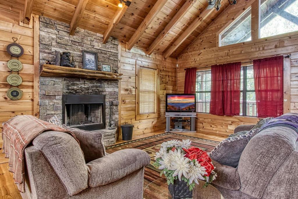 Always Kiss Me Goodnight- Hot Tub, You Get 1089 Of Free Area Attraction Tickets For Each Paid Day! Pigeon Forge Extérieur photo