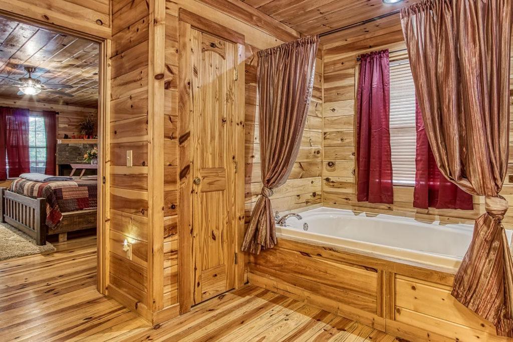 Always Kiss Me Goodnight- Hot Tub, You Get 1089 Of Free Area Attraction Tickets For Each Paid Day! Pigeon Forge Extérieur photo