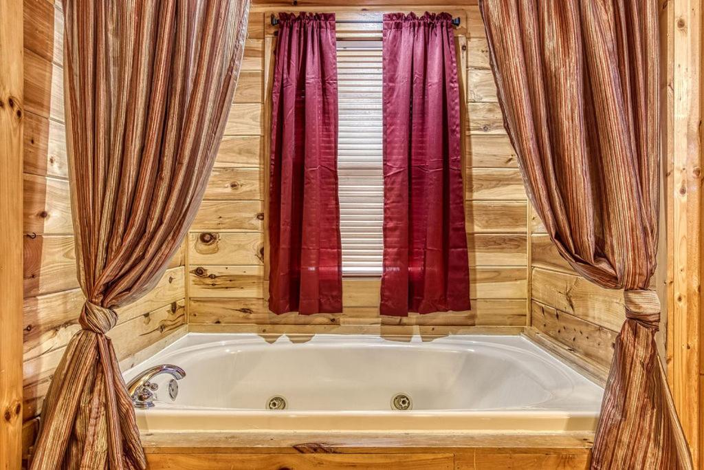 Always Kiss Me Goodnight- Hot Tub, You Get 1089 Of Free Area Attraction Tickets For Each Paid Day! Pigeon Forge Extérieur photo