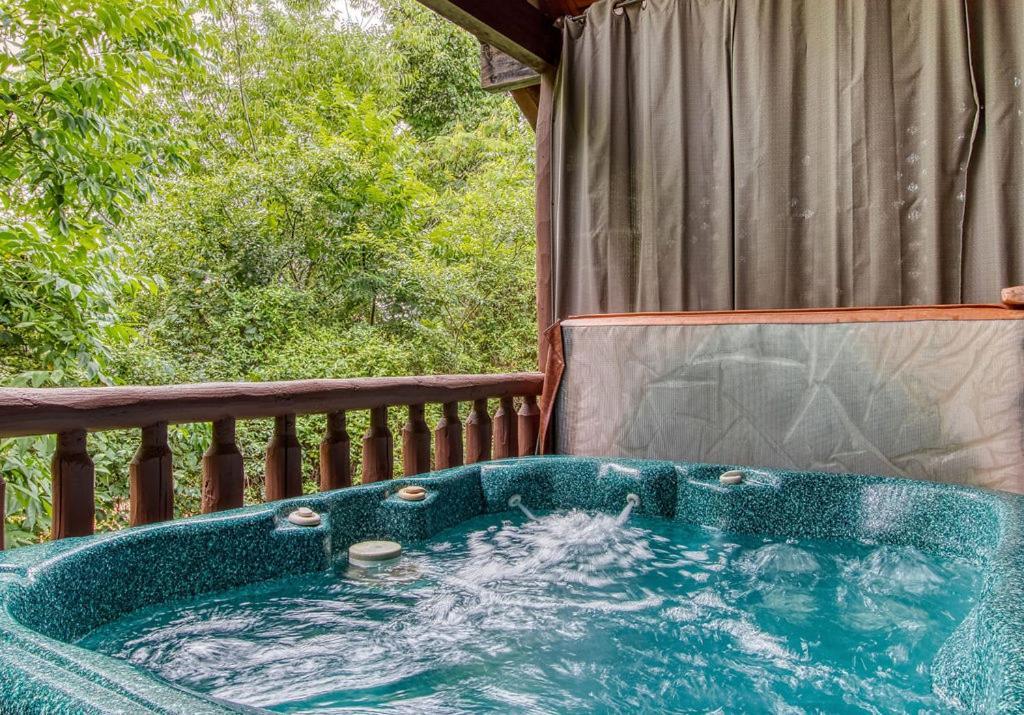 Always Kiss Me Goodnight- Hot Tub, You Get 1089 Of Free Area Attraction Tickets For Each Paid Day! Pigeon Forge Extérieur photo